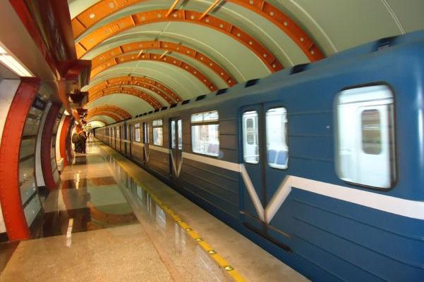 В Петербурге неонацисты с ножом и нунчаками избили пассажиров метро с криком: 