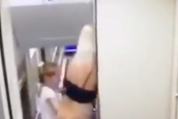 Россиянка без трусов швырнула ребенка в туалет поезда возле Крымского моста