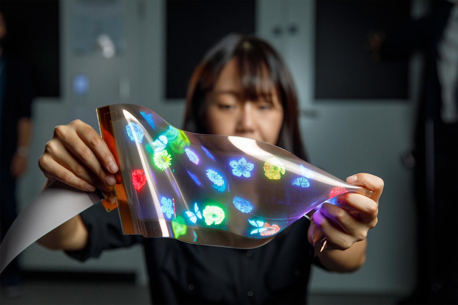 Технологии будущего: LG представила прототип дисплея, который можно тянуть, мять и крутить