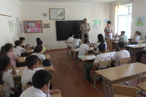 Российские миротворцы посетили открытый урок русского языка в средней школе Аскерана