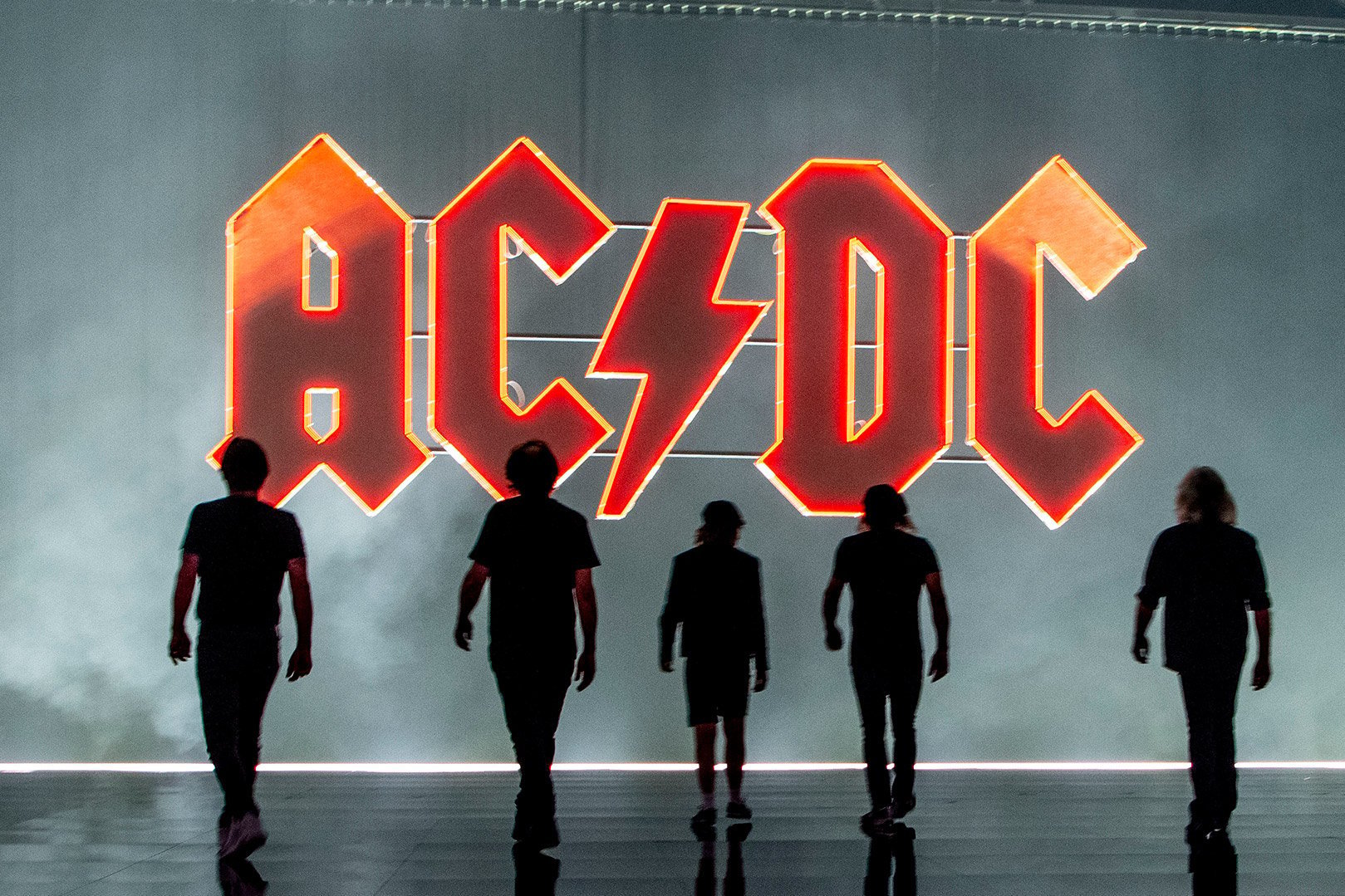 Группа AC/DC  семь лет спустя возвращается на сцену 
