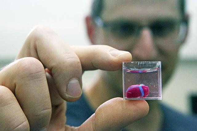 Израильские ученые первыми в мире напечатали на  3D-принтере «живое» сердце