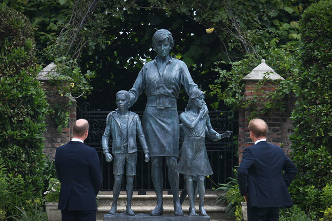 В саду Кенсингтонского дворца установили памятник принцессе Диане