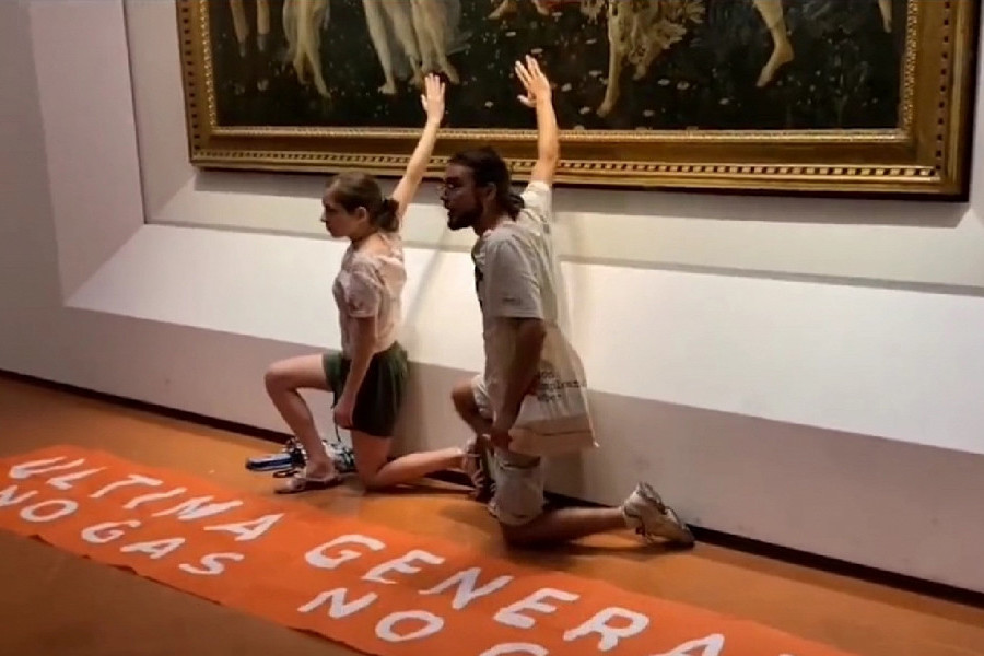 Ради борьбы с климатическим кризисом: в галерее Уффици  активисты приклеили себя к картине Боттичелли «Весна» 