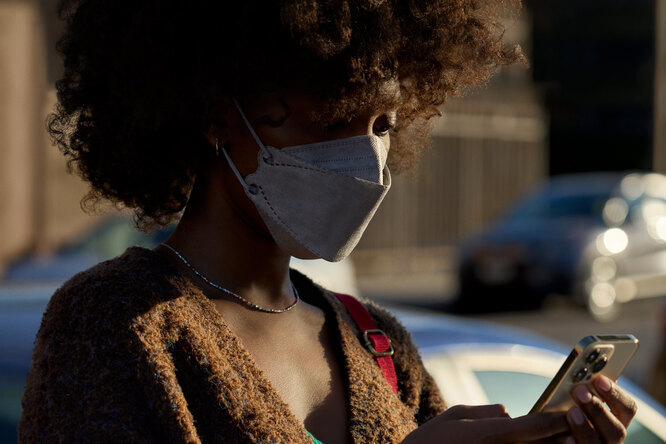 Apple выпустила финальную версию iOS 15.4, которая научила iPhone узнавать владельца в медицинской маске