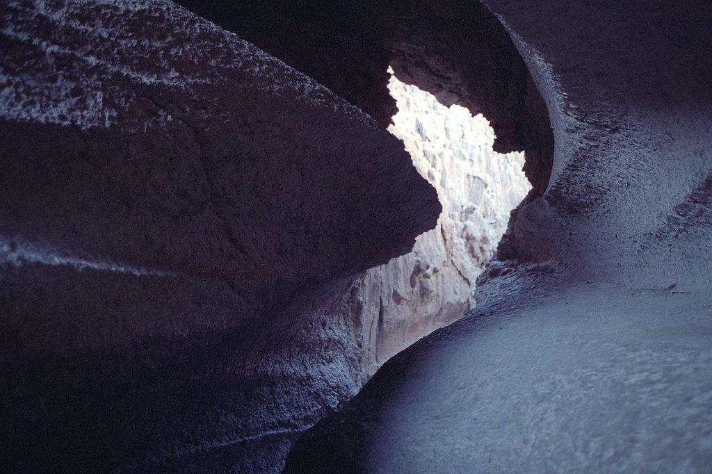 Исследователи пролили свет на жизнь в темном мире: сюрпризы соляных пещер пустыни Атакама в Чили 