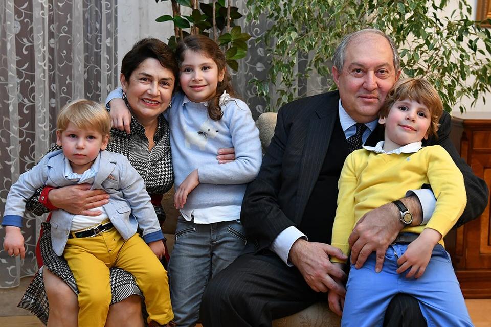 Ընտանիքի միջազգային օրն է․ հրապարակվել է ՀՀ նախագահի ընտանեկան լուսանկարը