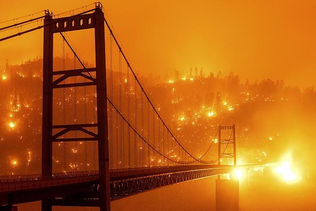 Новый Апокалипсис? В Сан-Франциско пламя вплотную подступило к домам, есть погибшие 