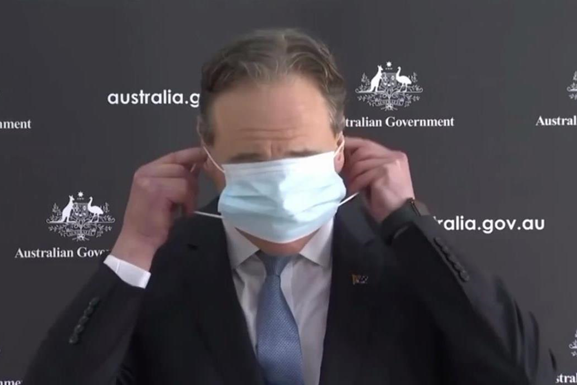 Выступая с призывом носить защитные маски, австралийский министр здравоохранения оконфузился в прямом эфире местного телеканала