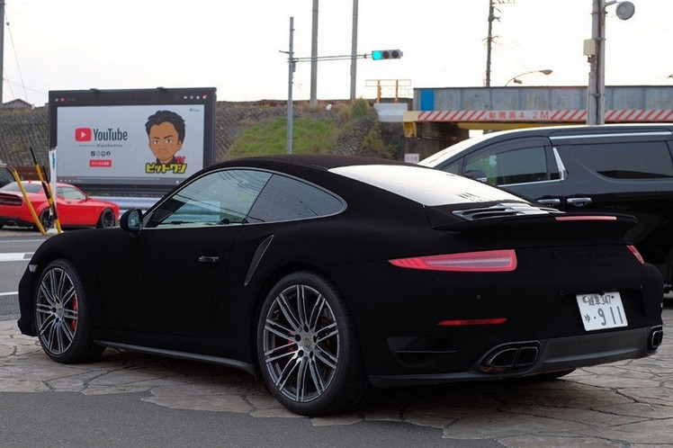 В Японии покрасили Porsche в самую черную краску в мире