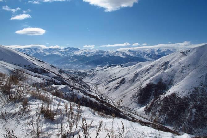 Армянские спасатели обнаружили заблудившихся в горах членов российской туристической группы