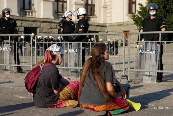 Протестующие против карантинных ограничений в Сербии добились отмены комендантского часа
