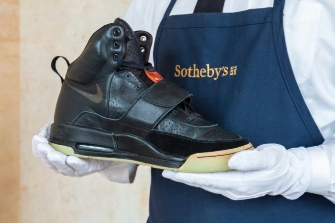 Первые кроссовки Yeezy Канье Уэста могут стать самыми дорогими в мире