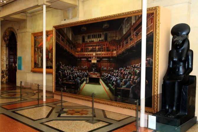 Одна из самых известных картин Бэнкси вернулась в экспозицию Бристольского музея по случаю выхода Великобритании из ЕС
