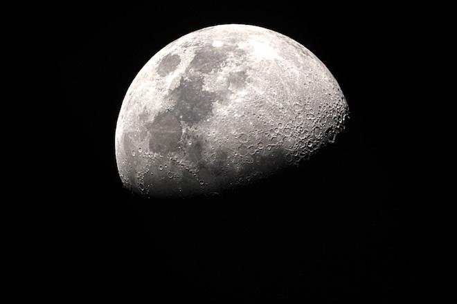 Наши глаза говорят «нет», ученые утверждают обратное: Луна действительно вращается