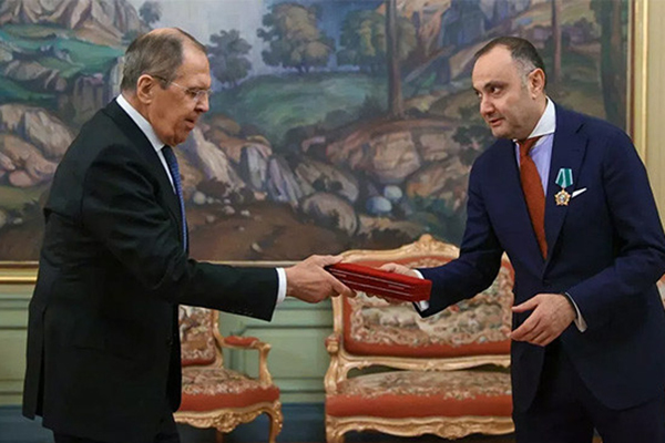 Лавров вручил покидающему пост послу Армении в РФ Орден Дружбы