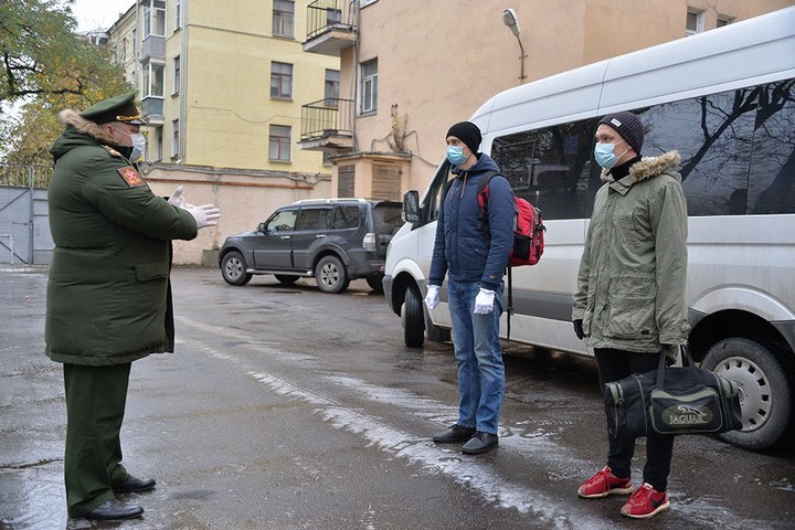 В военкомате ждут: россиянкам в честь 8 марта предложили сдать бывших возлюбленных в армию