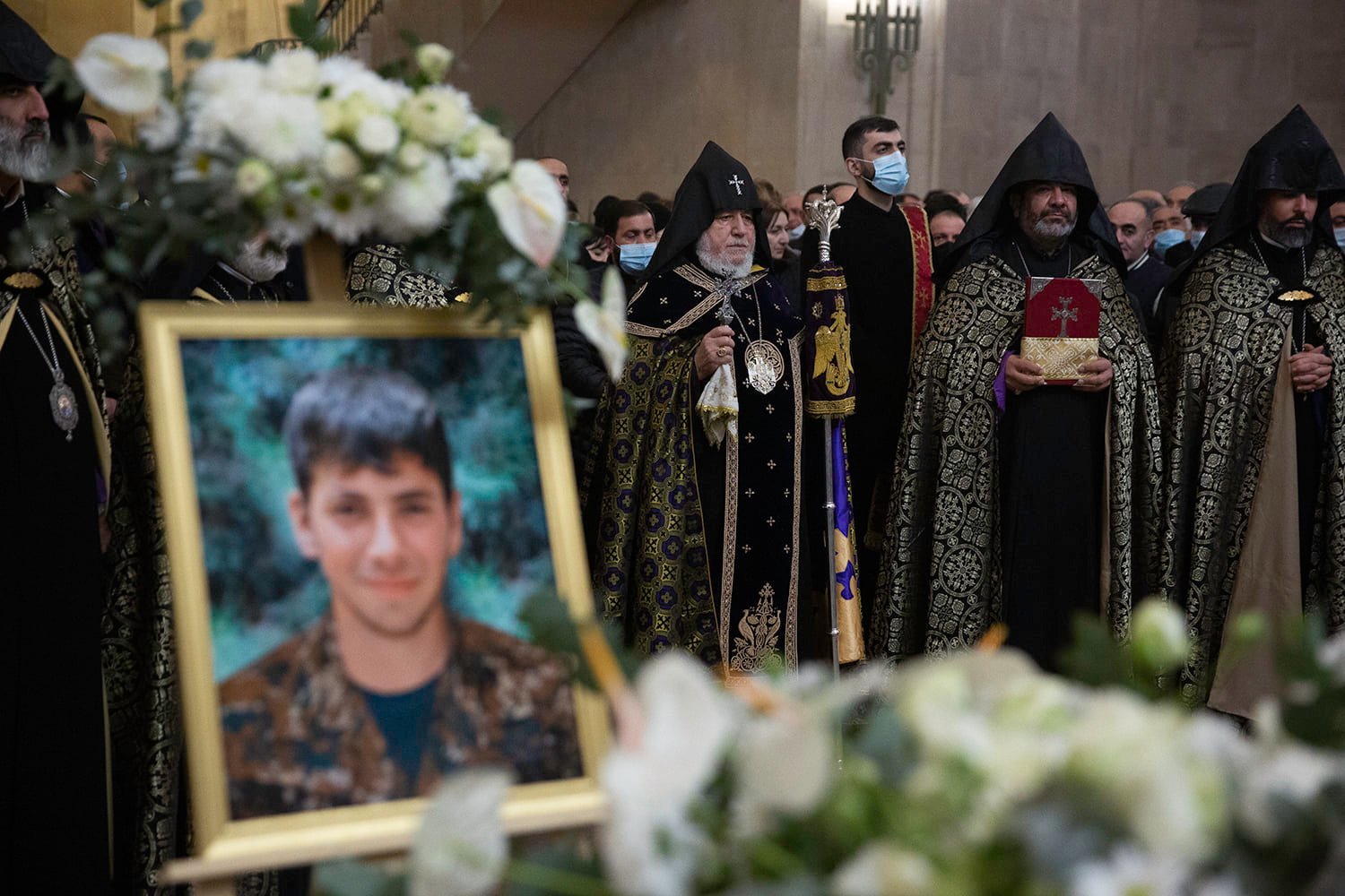 44-օրյայում նահատակված և մեկ տարի անց Հայաստանին վերադարձրած 9 զինծառայողները հուղարկավորվել են  եկեղեցական կարգով