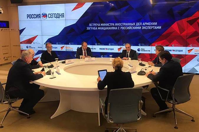 Зограб Мнацаканян в Москве провел закрытое обсуждение-встречу с российскими экспертами