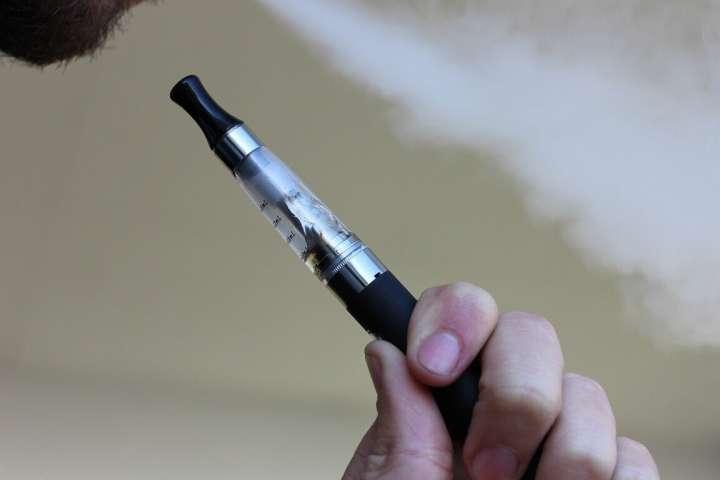 Ученые выяснили: использование электронных сигарет на 30% повышает риски развития трех заболеваний
