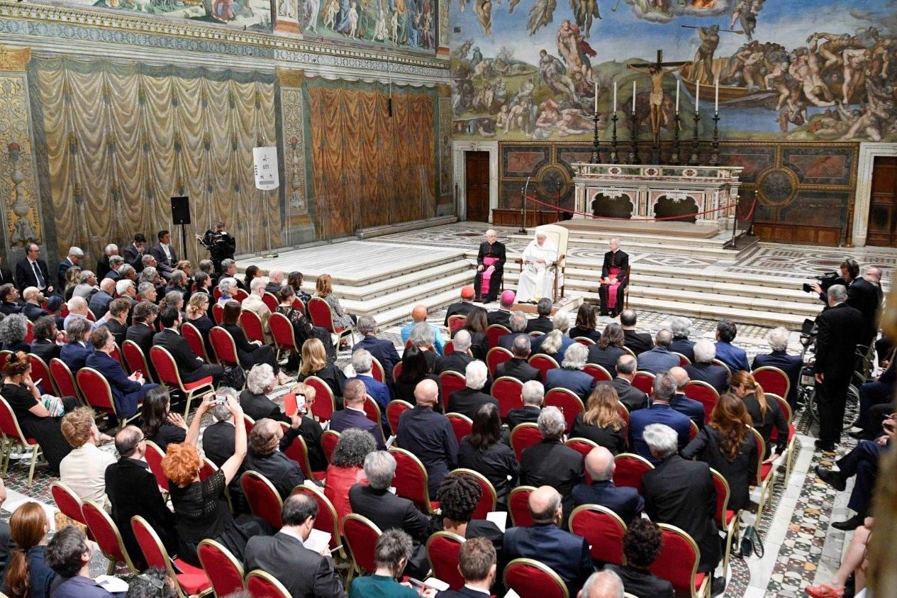Искусство приносит мир, но не убивает совесть: Папа Франциск встретился в Сикстинской капелле с 200 художниками со всего мира