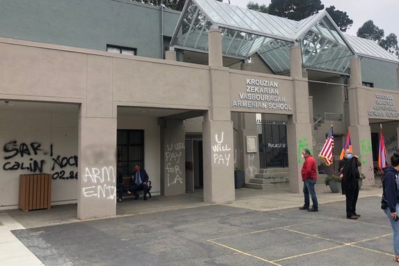 «Это просто отвратительно»: губернатор и вице-губернатор Калифорнии осудили акт вандализма в отношении армянской школы в Сан-Франциско