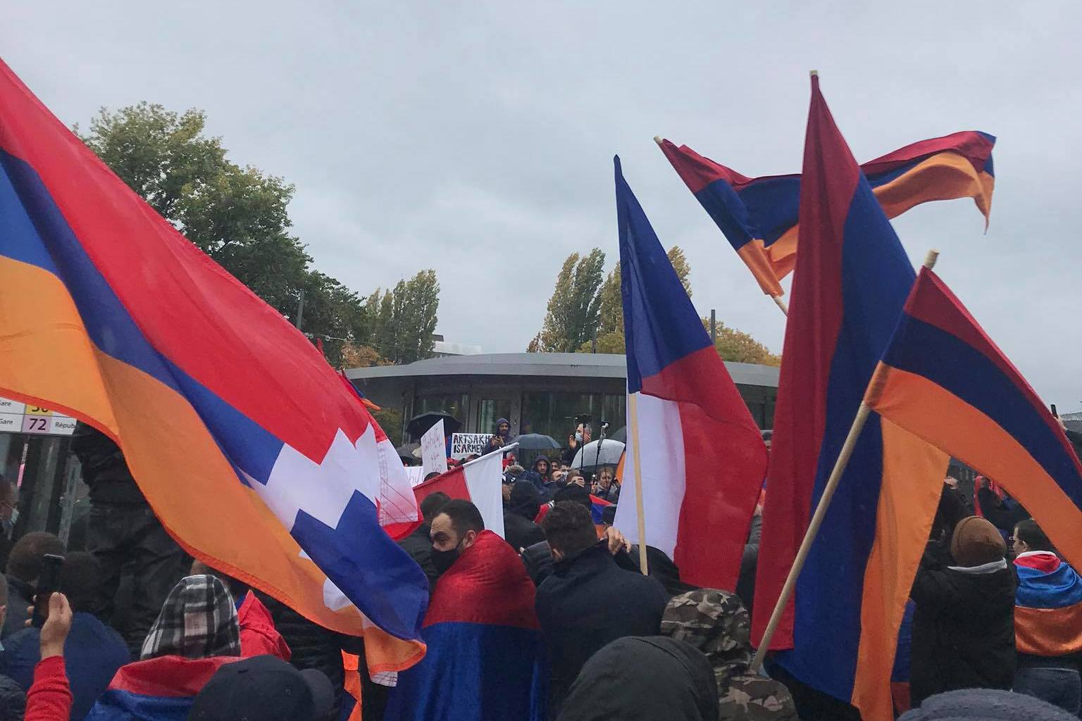 Тысячи армян в Страсбурге провели акцию протеста у здания Европейского суда по правам человека