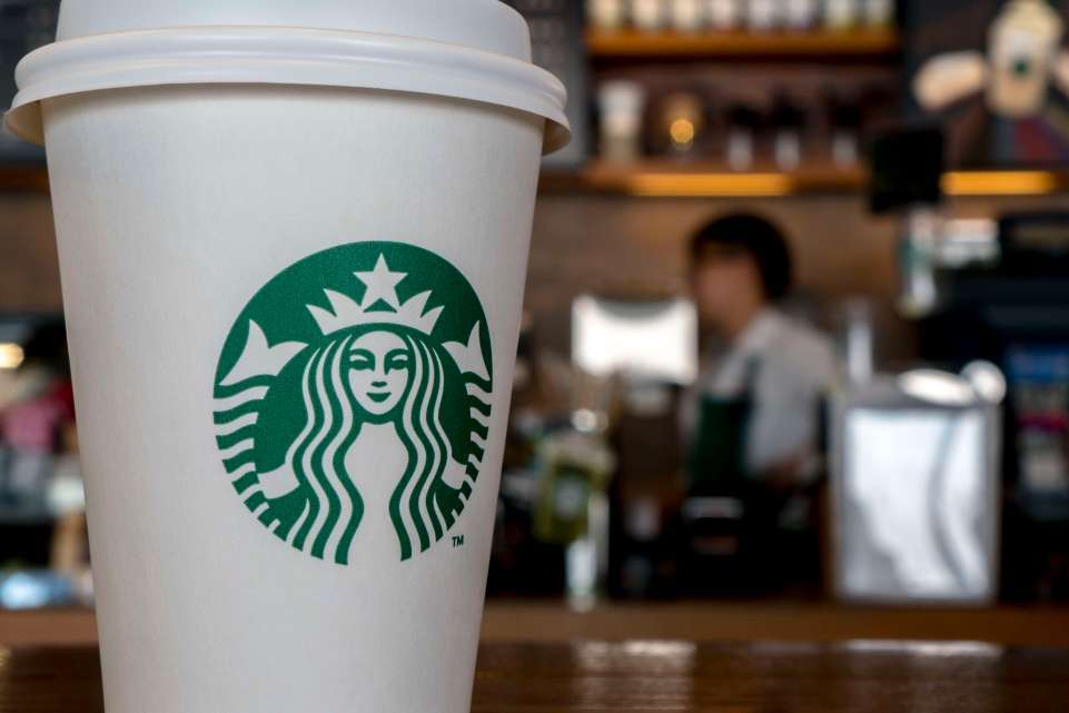 В США задержан сотрудник кофейни Starbucks за то, что плевал в заказанные полицейскими напитки