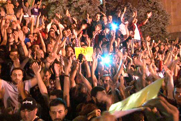 Վարչապետի կոչով՝ Դեմիրճյան և Բաղրամյան փողոցներում 1000-ավոր մարդիկ են հավաքվել ցույցի 