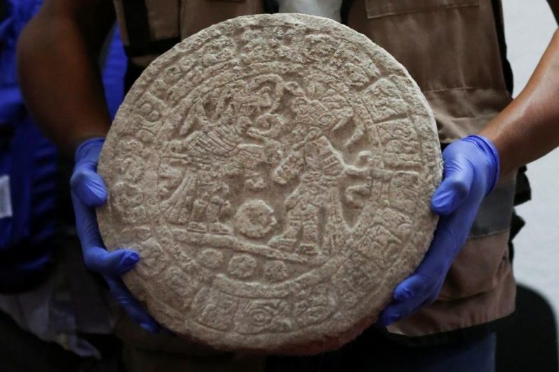 Уникальная находка: в Мексике обнаружен диск с изображением майя, играющих в мяч – спортивное табло 1200 летней давности