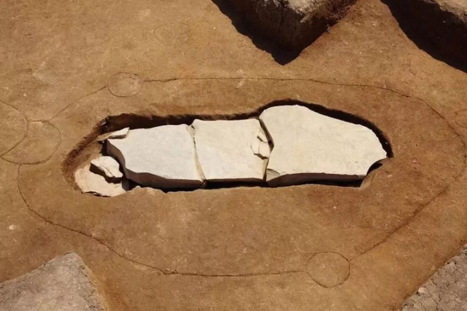 Японские археологи нашли древний каменный гроб — крупнейший из всех, что известны науке