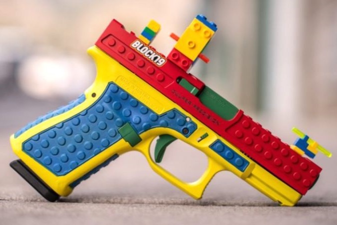 Американская компания оказалась в центре скандала, выпустив на рынок оружие, стилизованное под игрушку