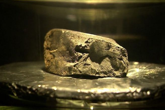 Упавший в Англии метеорит нес в себе такую же воду, как на Земле