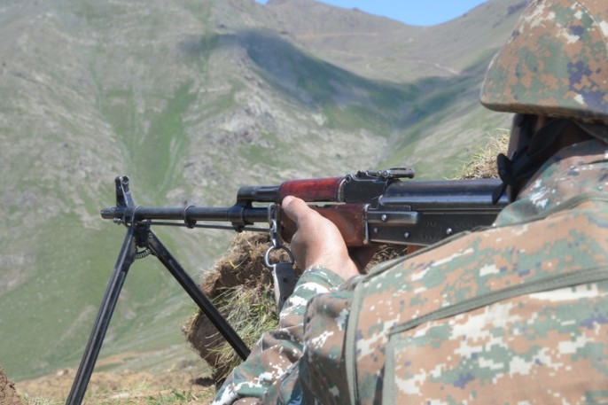 МО Армении: Азербайджан открыл огонь по армянским позициям