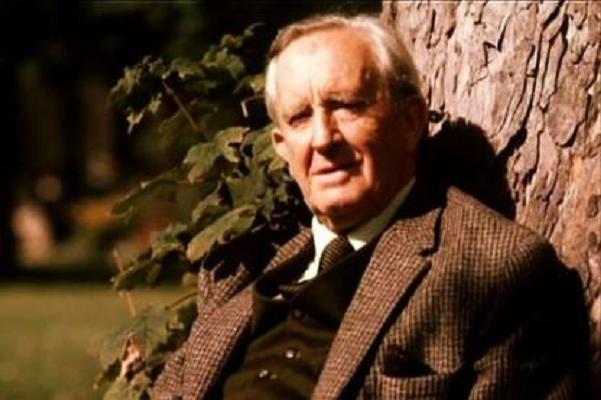 Его идеалами были простая жизнь, многие моменты которой отразились в существовании скромного народа хоббитов: восемь фактов о Джоне Толкине