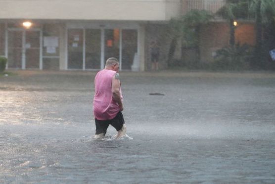 «Что-то нереальное»: на побережье Мексиканского залива обрушился необычный шторм