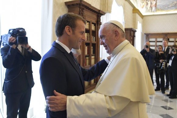 Макрон попросил Папу Римского позвонить Путину для преодоления кризиса в Украине