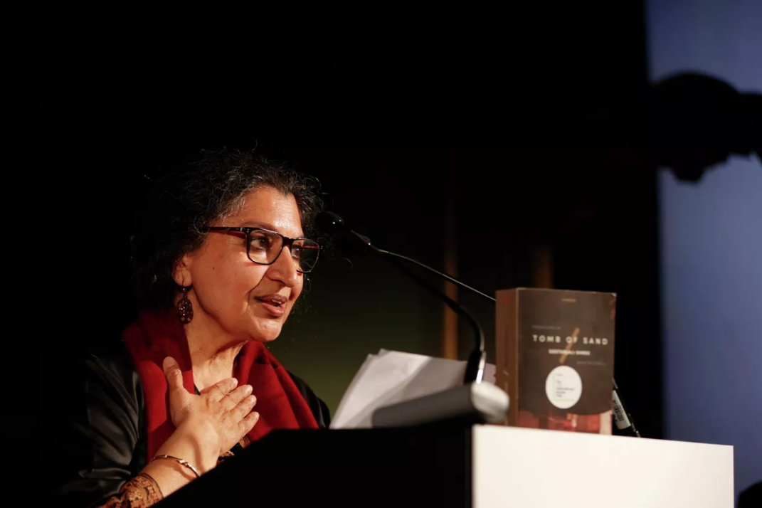 Писательница из Индии Гитанджали Шри получила Международную Букеровскую премию за роман «Могила из песка»