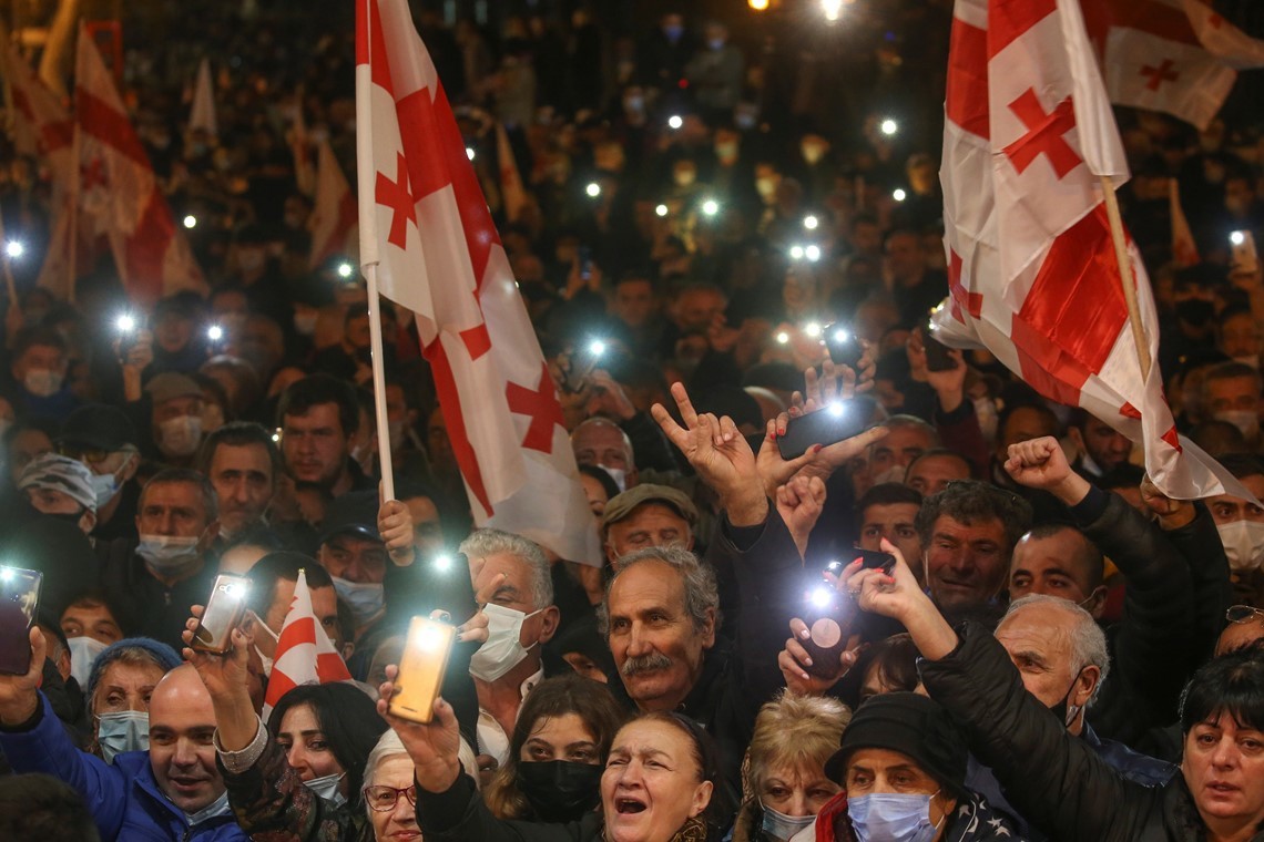 Сторонники Саакашвили всю ночь провели у Дома правительства в Тбилиси
