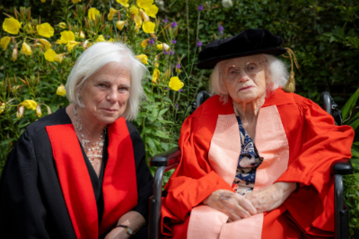 98-летняя британка получила докторскую степень спустя 75 лет после того, как открыла новую частицу