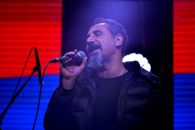 Серж Танкян опубликовал клип на песню «Electric Yerevan» из мини-альбома «Elasticity»