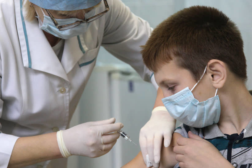 Минздрав РФ рекомендовал приоритетно прививать от COVID детей старше 12 лет из группы риска