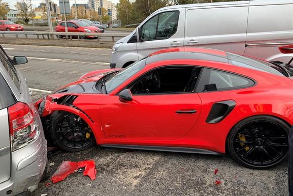 Потенциальный покупатель взял на тест-драйв шикарный ярко-красный Porsche и тут же устроил на нем  массовое ДТП