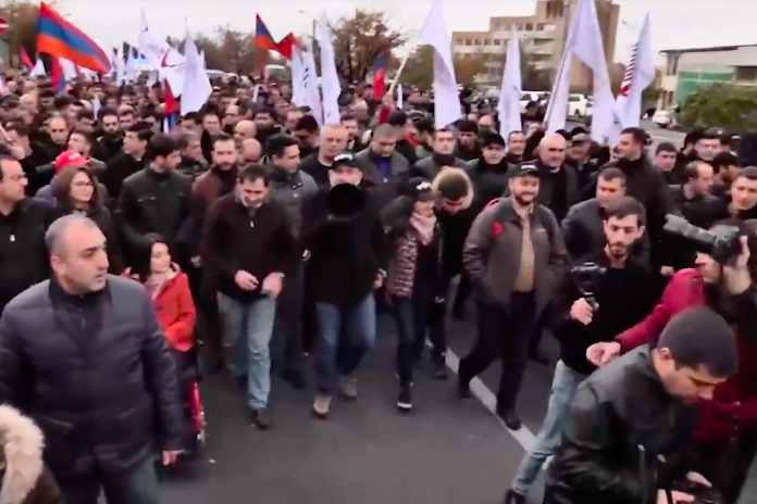 В Ереване началось шествие сторонников Никола Пашиняна