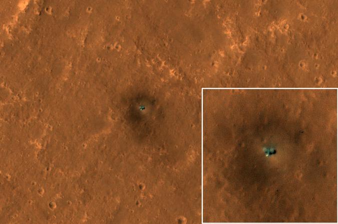 Новые снимки с поверхности Марса, на которых можно заметить два аппарата NASA, работающих на Красной планете