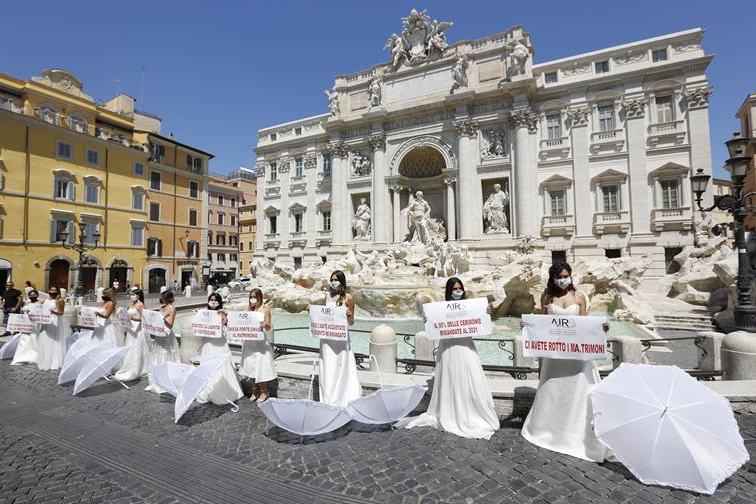 Необычный флешмоб: акция протеста итальянских невест
