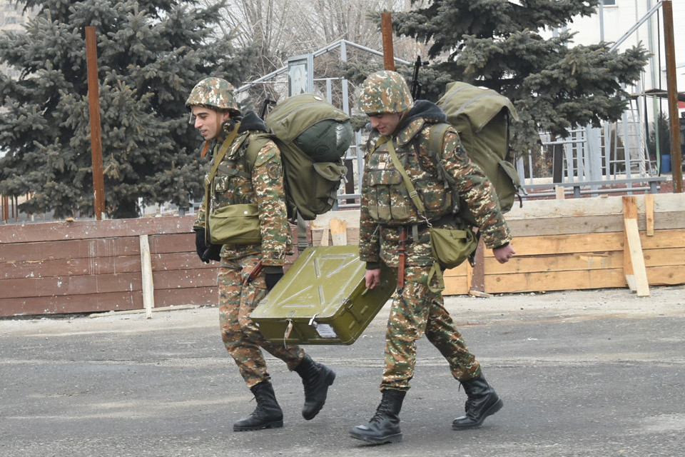 Ուսումնական տագնապ, հավաք-պարապմունքներ, երդման արարողություն․ ՊՆ-ն՝ զորամիավորումներում տեղի ունեցողի մասին