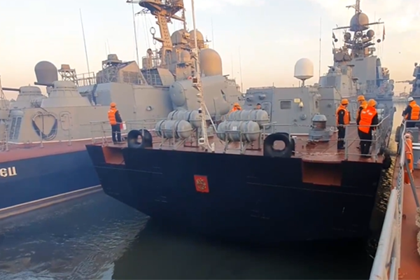 Российские военные корабли проводят учения в Каспийском море