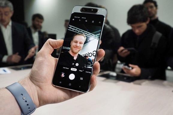 Samsung представила новый смартфон Galaxy A80 с уникальной камерой