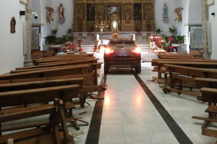 Хотел «укрыться от дьявола»: испанец на внедорожнике протаранил дверь церкви и заехал в помещение